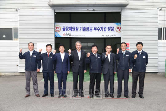 임종룡 금융위원장(왼쪽 네 번째), 함영주 KEB하나은행장(세 번째), 조병제 한국기업데이터 대표이사(여섯 번째) 등이 24일 KEB하나은행이 기술금융을 공급한 업체 소명을 방문해 기념촬영하고 있다.